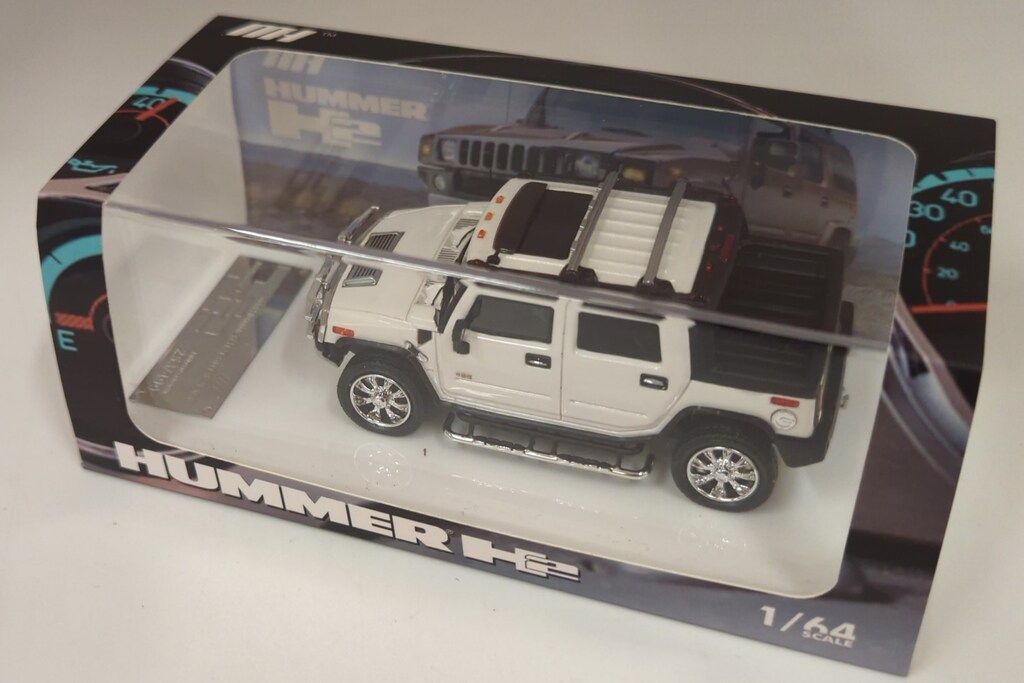 MOTORHELIX 1/64 2008 Hummer H2 SUT Pearl White