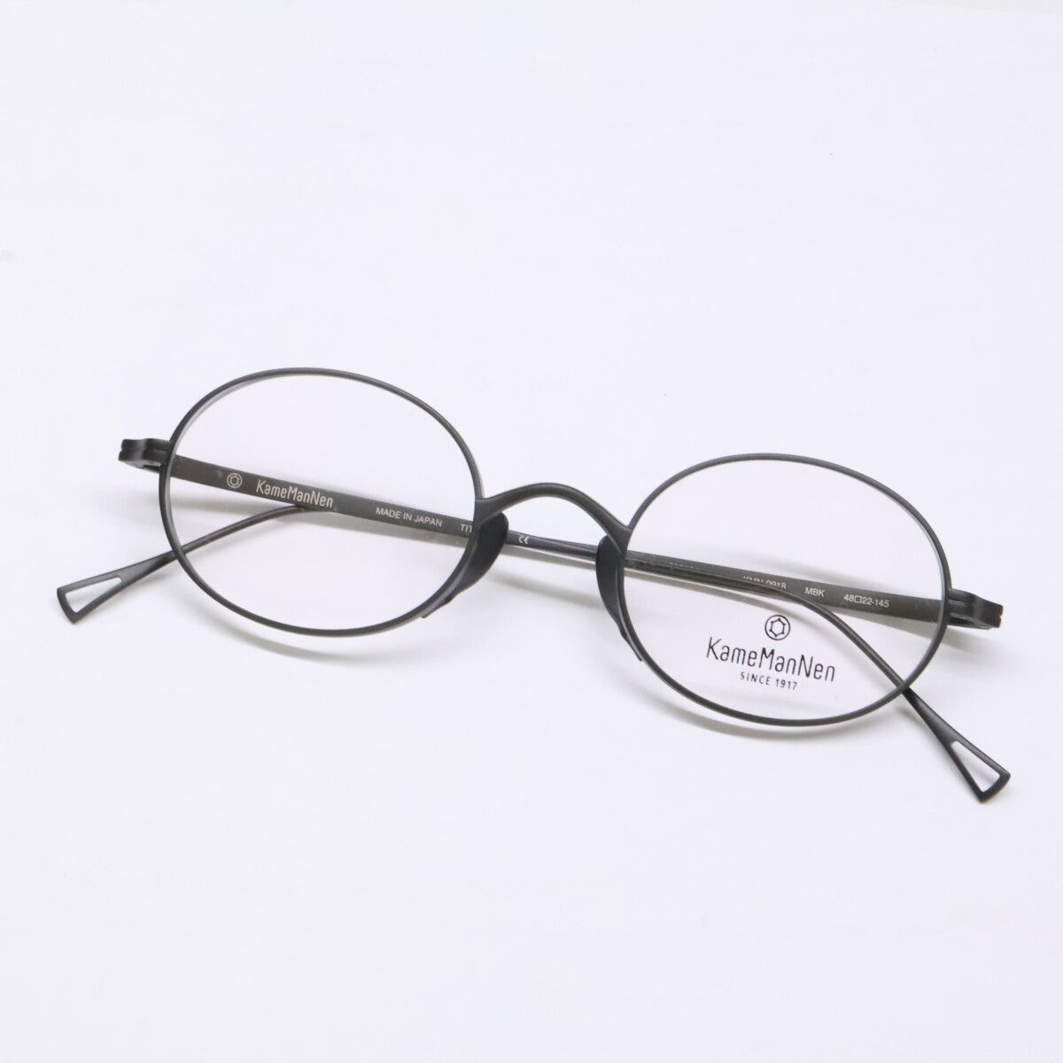 KameManNen カメマンネン 【美品】KMN9918 MBK TITANIUM デモレンズ オーバルシェイプ アイウェア 45□22-145 KameManNen カメマンネン 【美品】KMN9918 MBK TITANIUM デモレンズ
