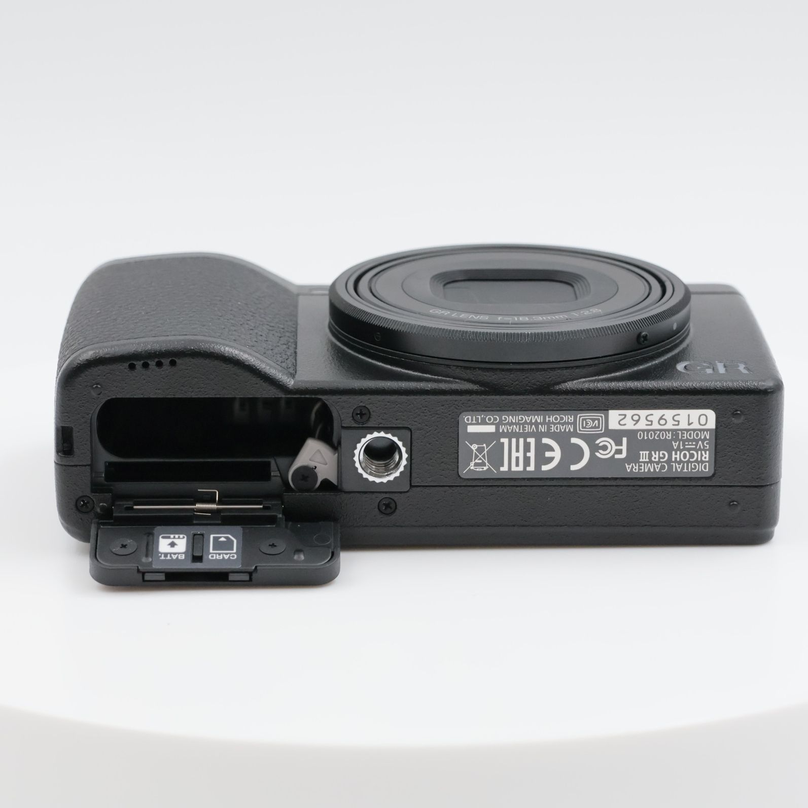 RICOH GRⅢ HDF 極美品 シャッター数、2.544回 別売り付属品多数 □シャッター数6597枚！極上品□ RICOH GR III HDF ブラック