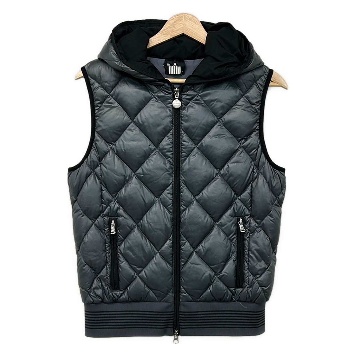 EMPORIOARMANI(エンポリオアルマーニ) ダウンベスト サイズS レディース美品 - ダークグレー×黒 ジップアップ/秋/冬