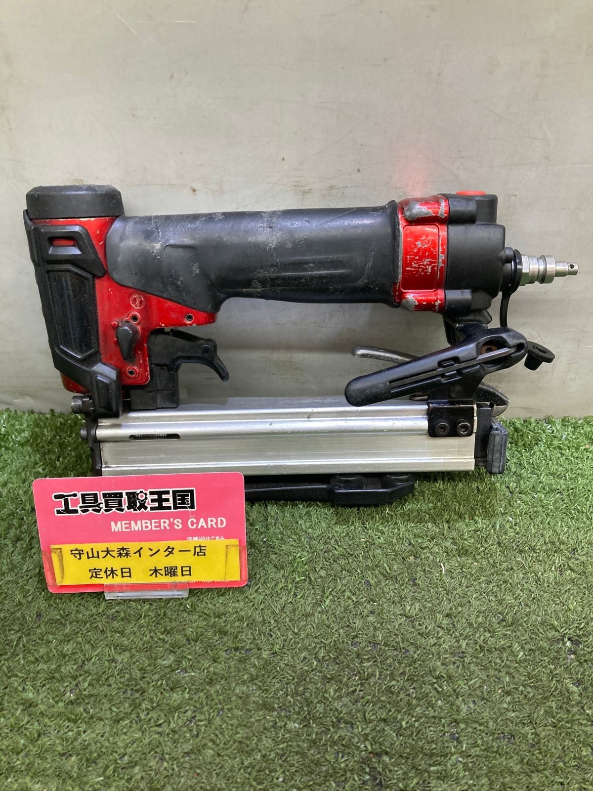 【中古品】【0921】★makita(マキタ) 10㎜高圧エアタッカ 赤 AT1025HB　ITU60FP1X93E