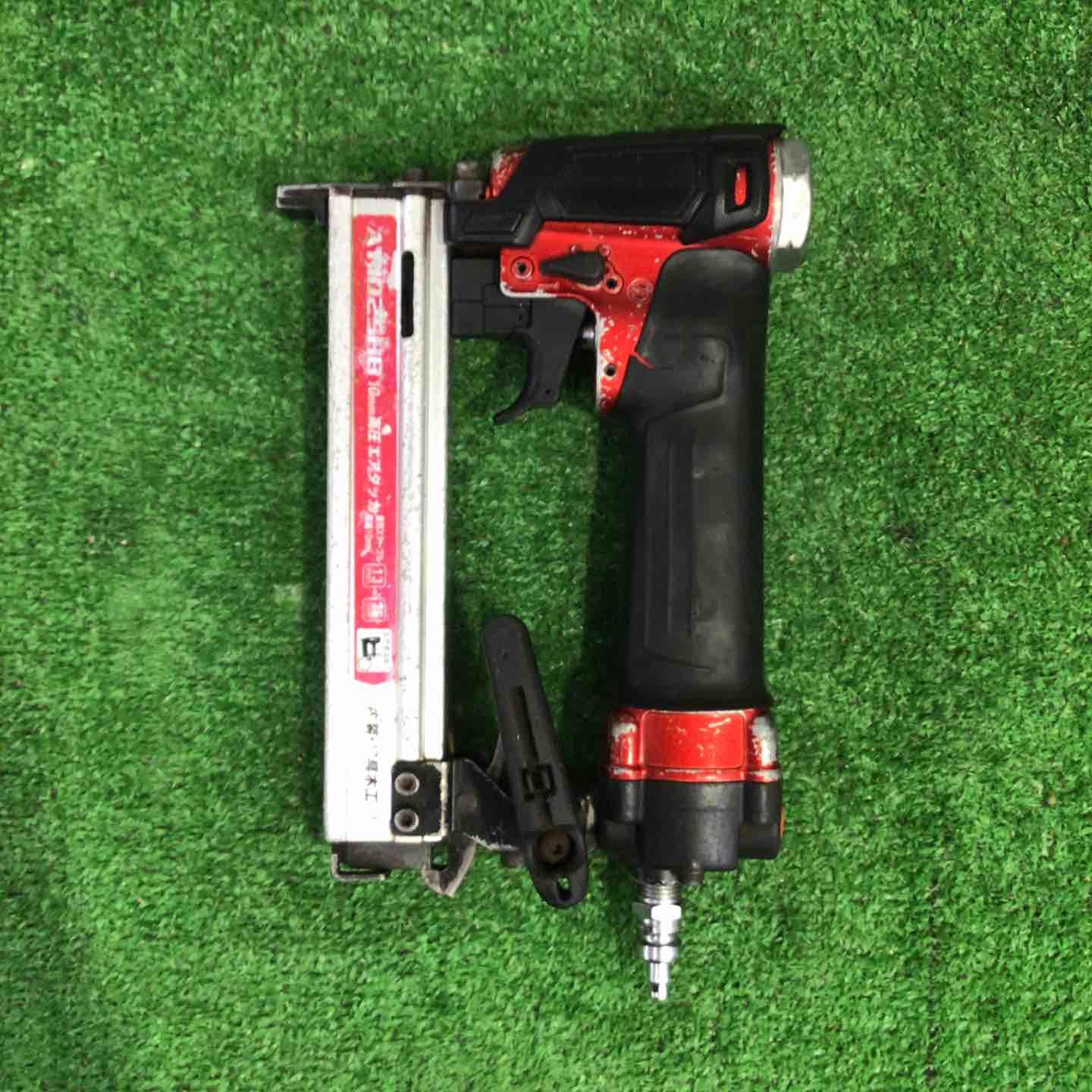マキタ(makita) 高圧エアタッカ エアダスタ付 10mm 赤 AT1025HB【町田店】