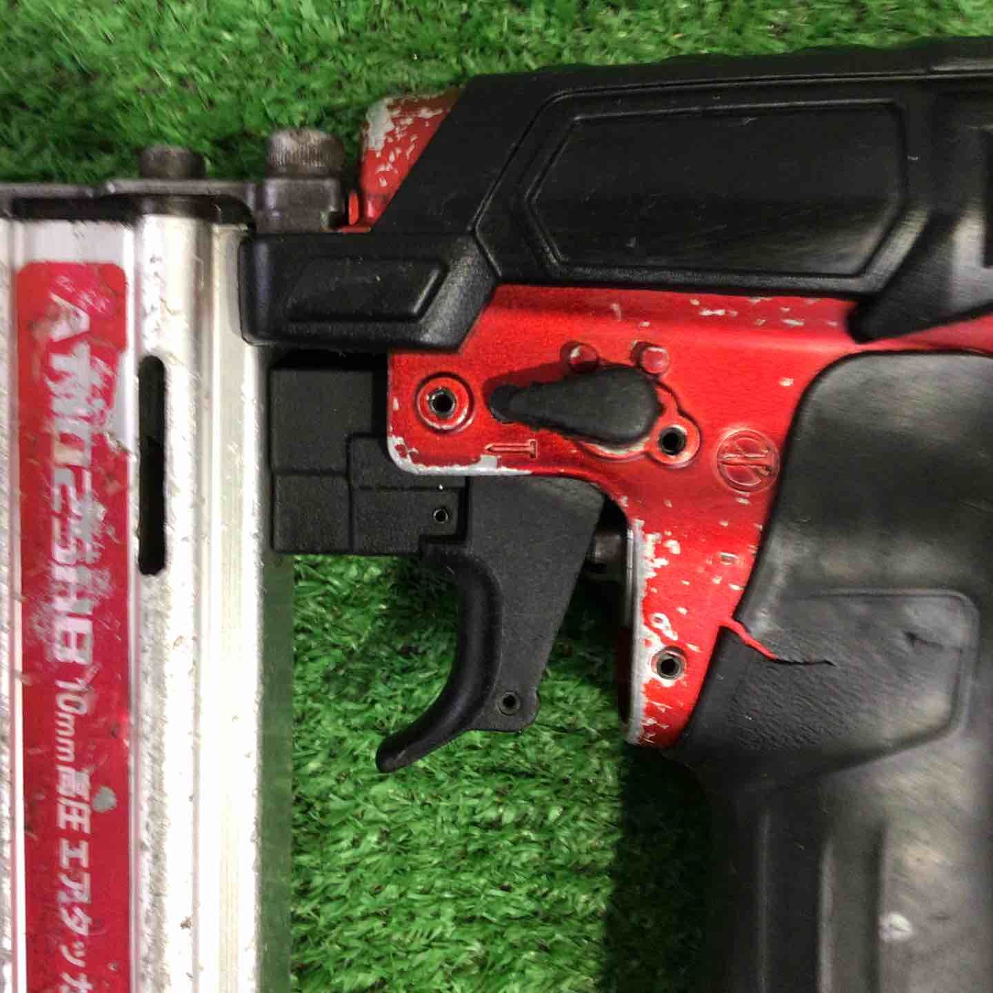 マキタ(makita) 高圧エアタッカ エアダスタ付 10mm 赤 AT1025HB【町田店】