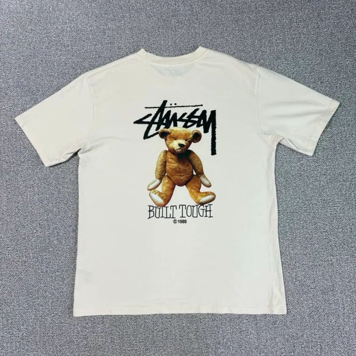 STUSSY ステューシー ビルト タフ クマ ドール WHO Tシャツ XL