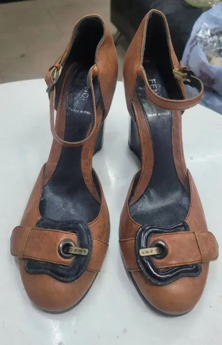 フェンディ 正規品 靴 39 245 250可能