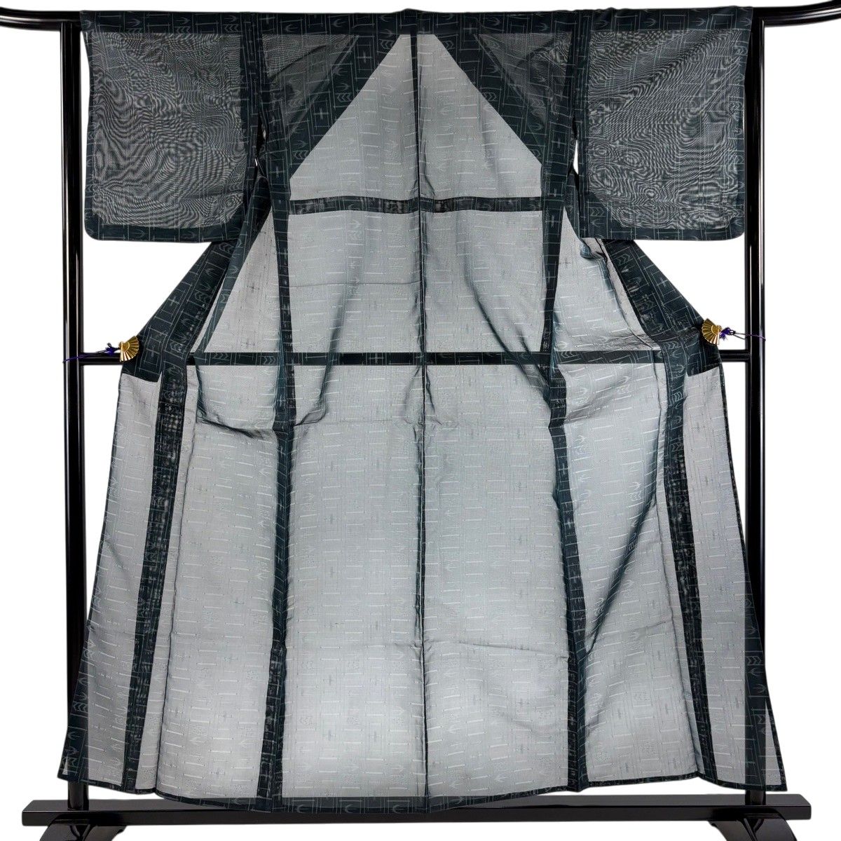 【美品】 紬 身丈157cm 裄丈63.5cm S 薄物 バチ衿 燕 幾何学模様 深緑 正絹 秀品 【中古】