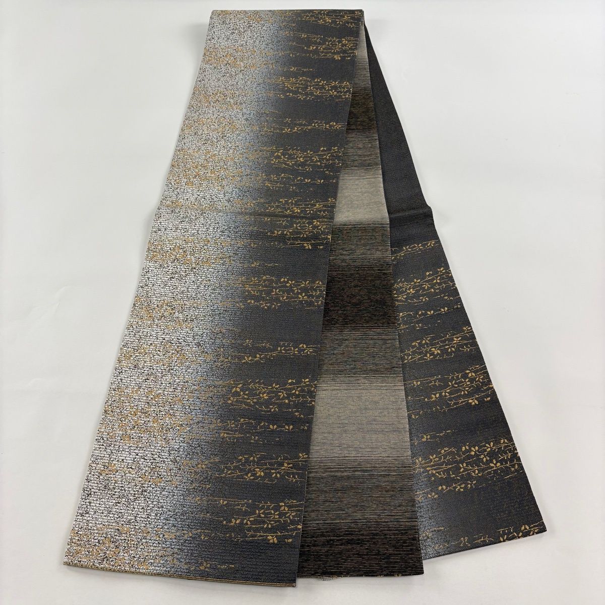 袋帯 秀品 本泥染袋帯 枝葉 金糸 箔 黒灰 六通 正絹 【中古】 - メルカリ