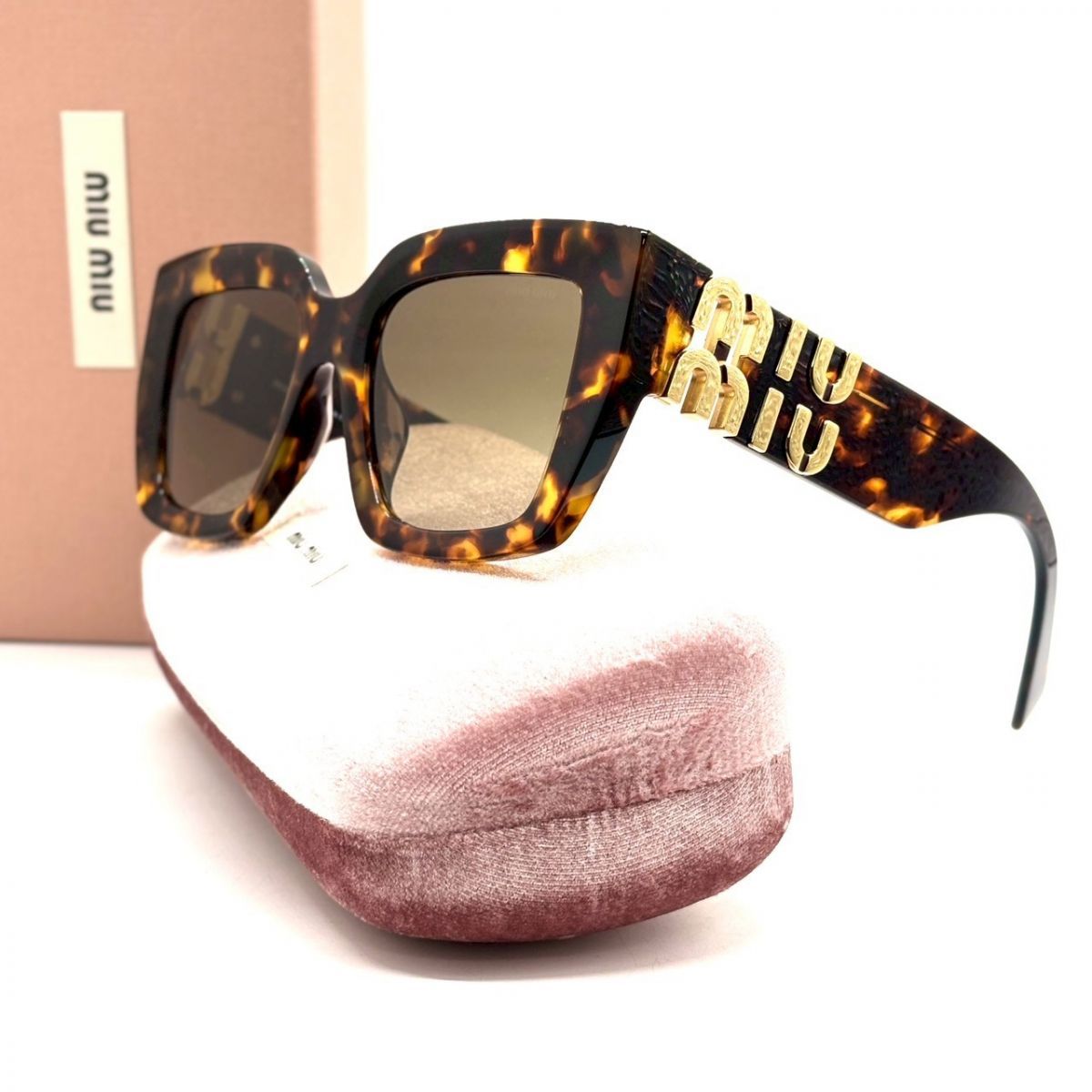 【視線までドラマになる】　MIU MIU　グリンプス サングラス ジオメトリックフレーム キャットアイ SMU B015-F　ブラウン