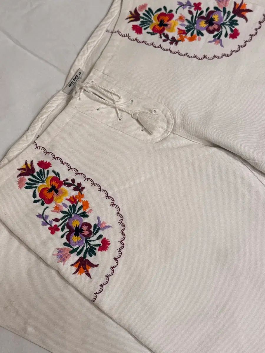 ミュウミュウ 刺繍 白 デニム