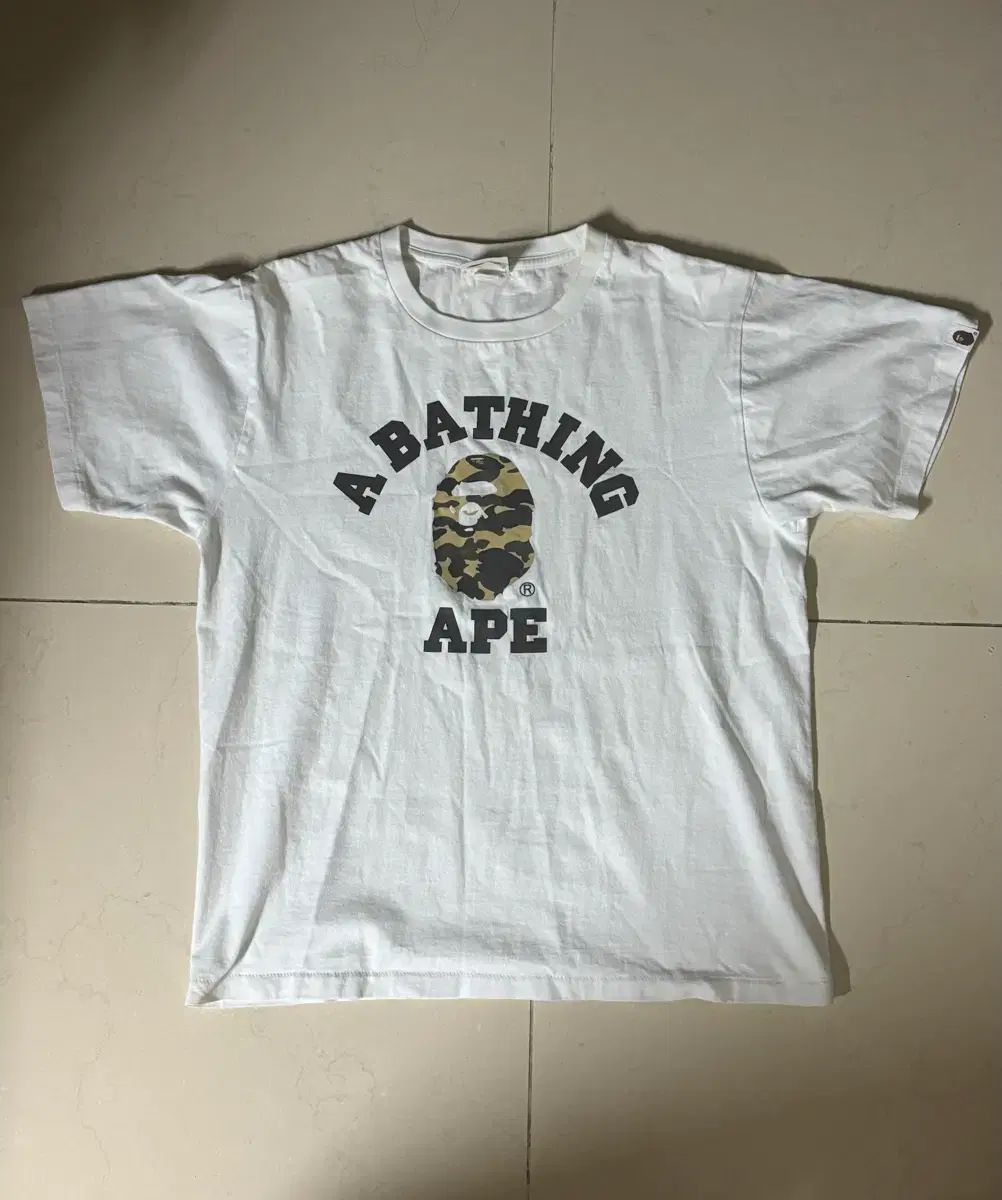 アベイシングエイプ カモフラージュ カレッジ Tシャツ 白 黄色 m