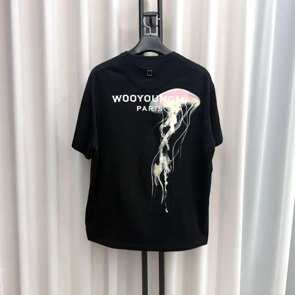 48 ウーヨンミ（WOOYOUNGMI） 夜光 ゼリーフィッシュ バックロゴ 半袖 ブラック