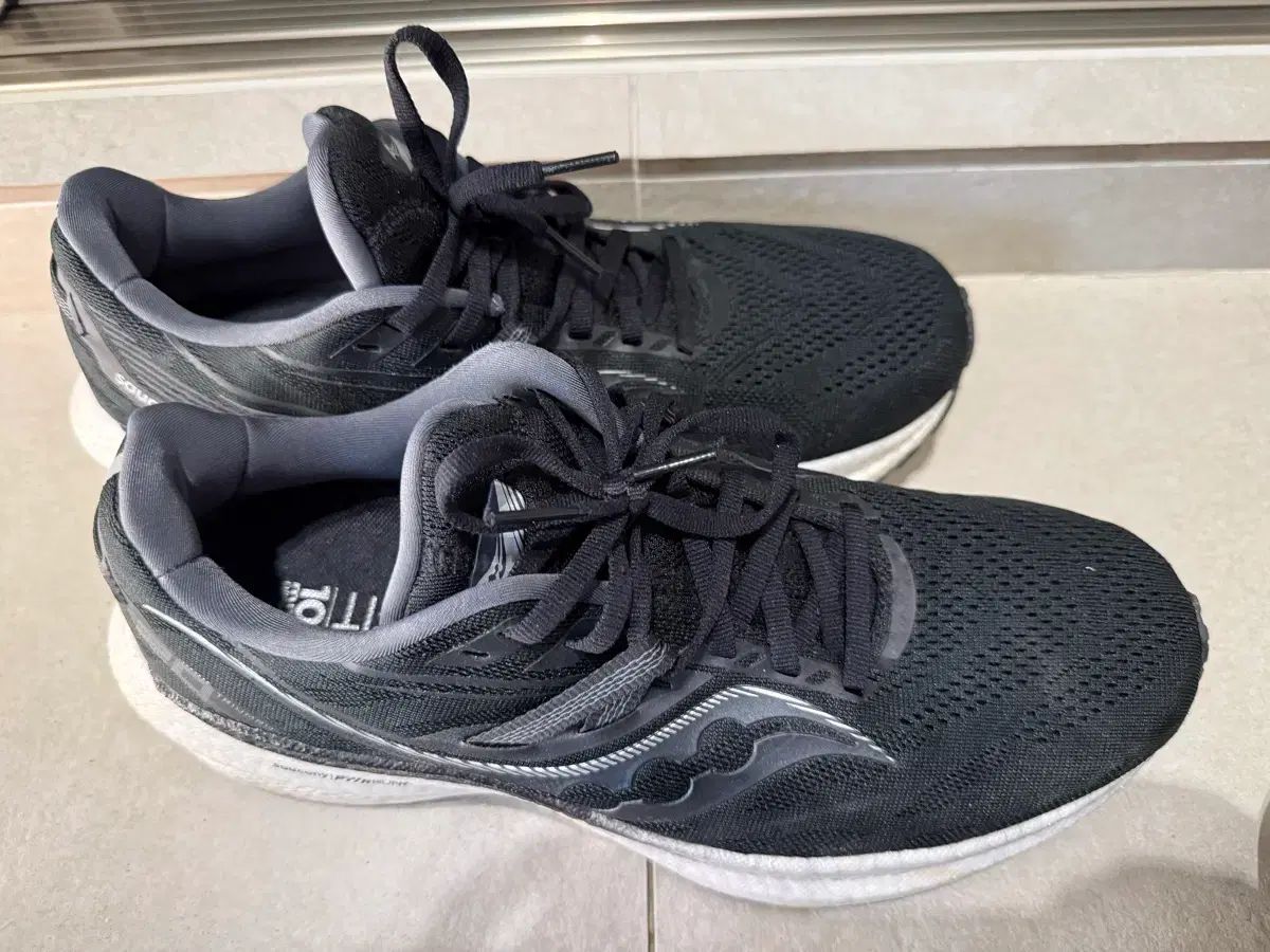 Saucony サッカニー トライアンフ 21 ブラック 275