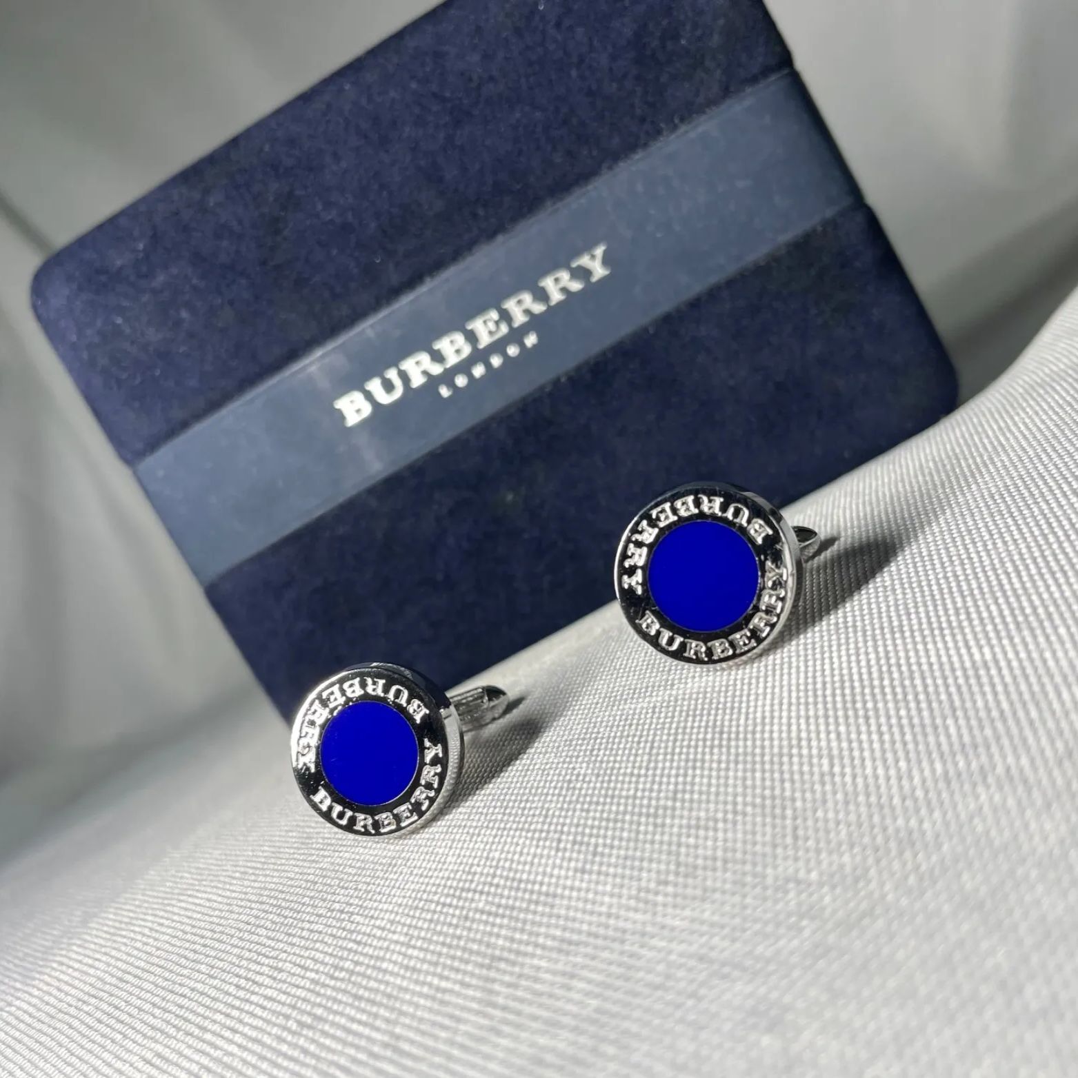 美品 希少 Burberry バーバリー ブランドロゴ ブルー&シルバーメタリック オーバルカフス カフリンクス ボタン メンズ ケースあり
