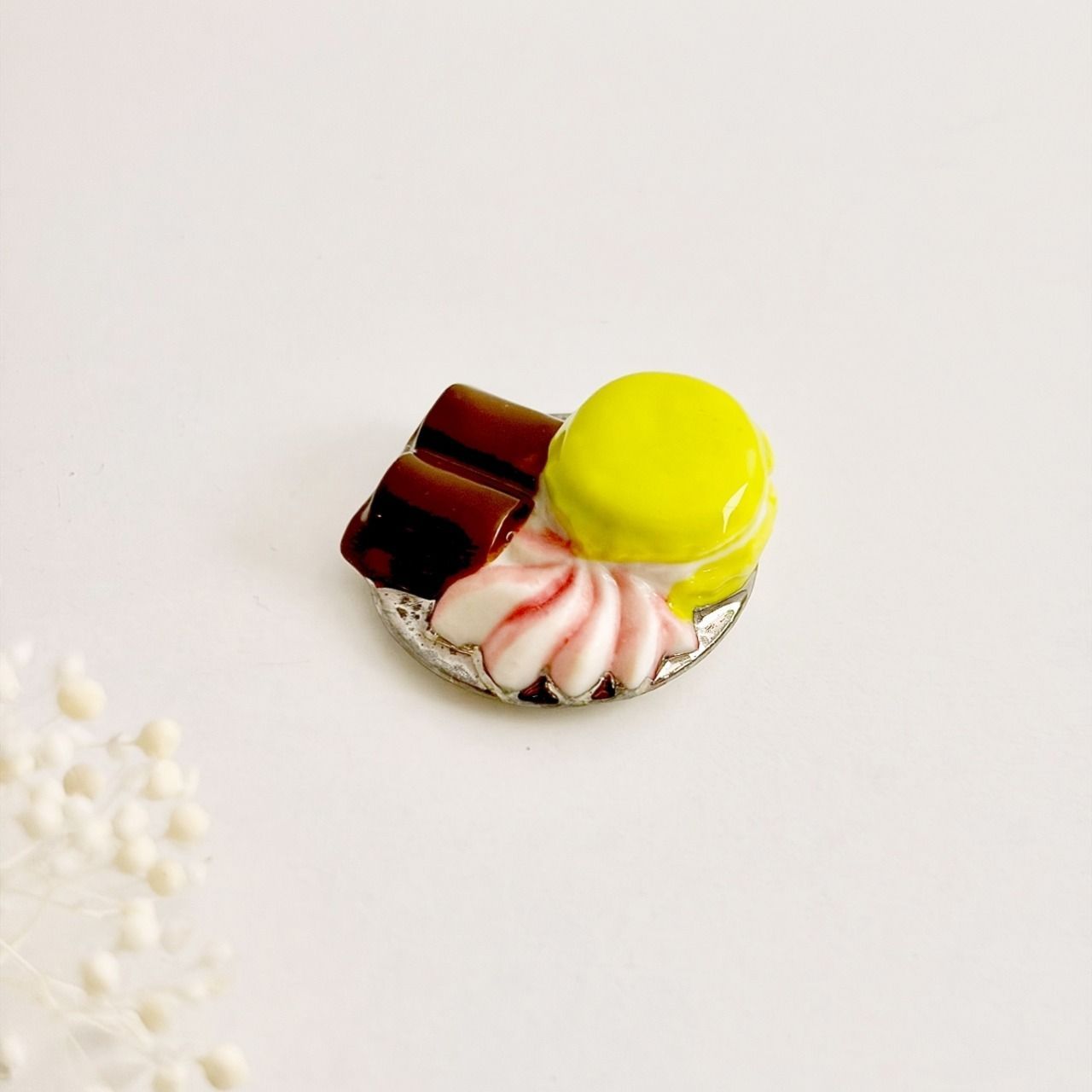 ラ・ファム・ショコラ 銀皿のチョコレート・マカロン フェーヴ