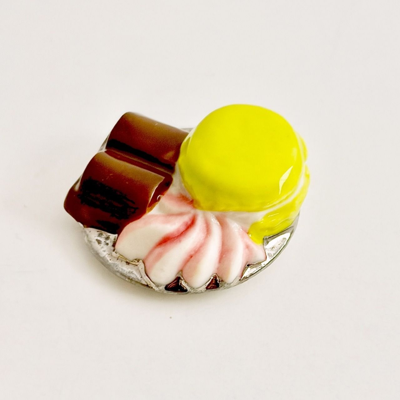 チョコレートにまつわるフェーヴシリーズ　　フランス雑貨　ミニチュア　陶器 ラ・ファム・ショコラ 銀皿のチョコレート・マカロン フェーヴ