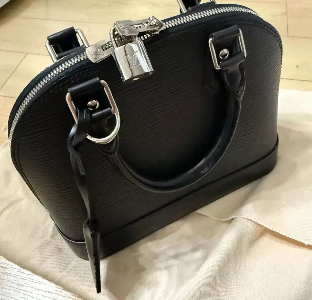 Louis Vuitton ルイヴィトン アルマbb エピ
