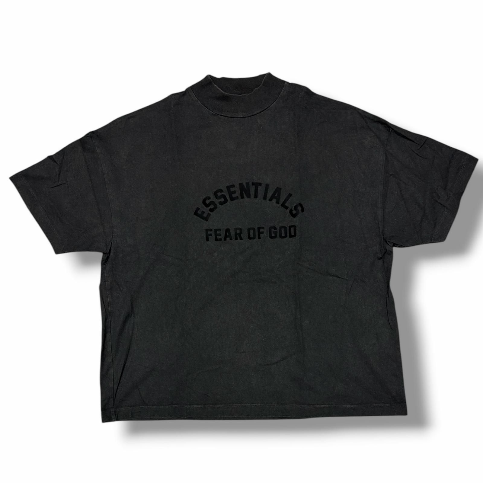 FEAR OF GOD ESSENTIALS ラバーサークルロゴモックネックTシャツ 半袖 