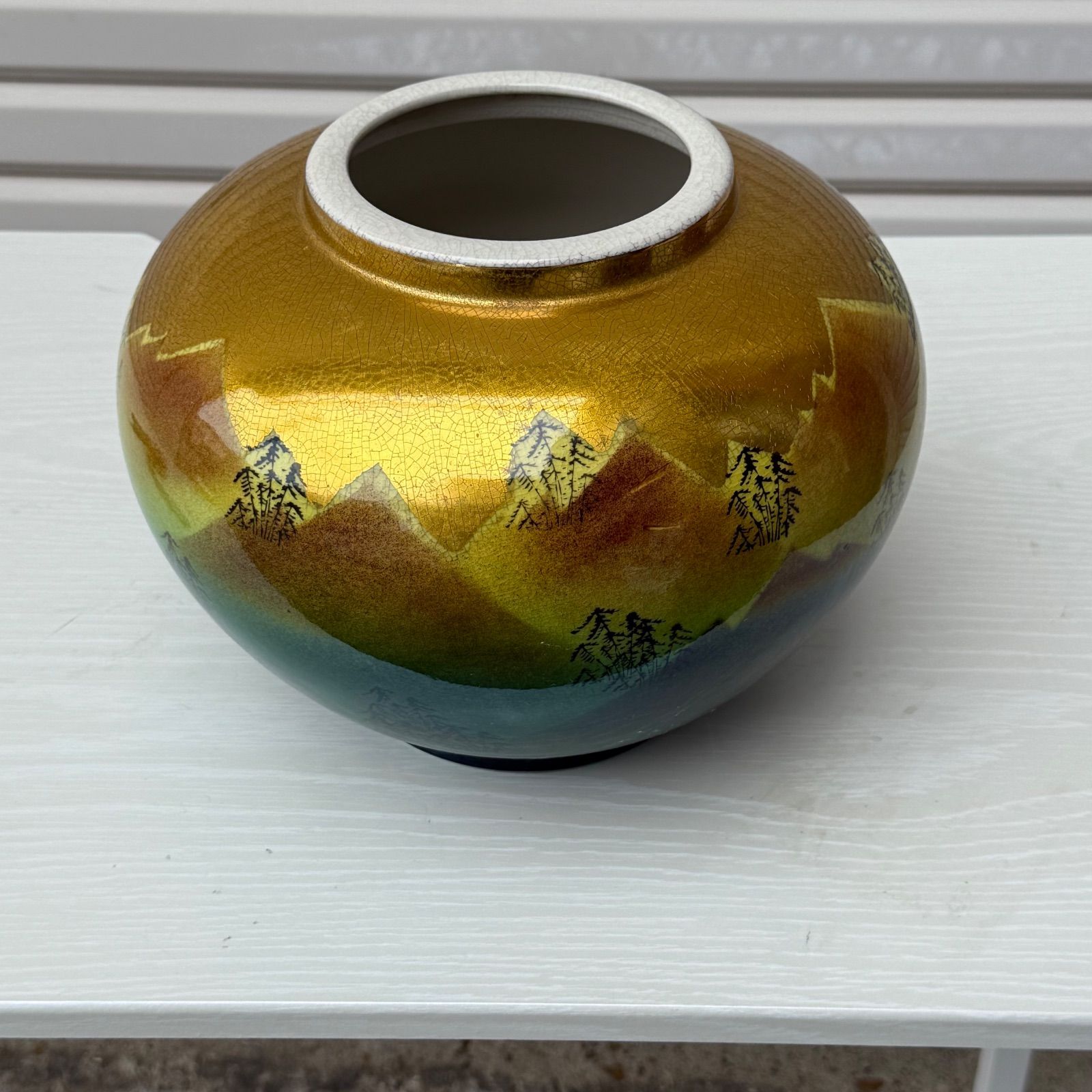 金色の陶器花瓶 手描き　九谷焼 九谷焼 花瓶 九谷陶月 金彩山水文 伝統工芸品 壺 【極美品】 花器 飾壷