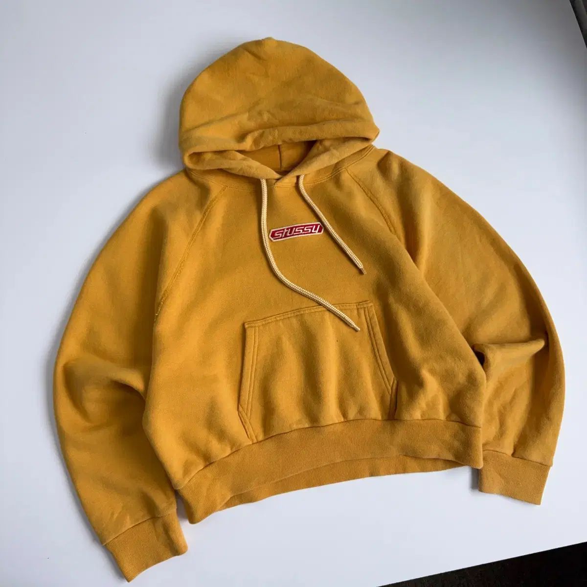 STUSSY ステューシー 刺繍 マスタード クロップド フードTシャツ