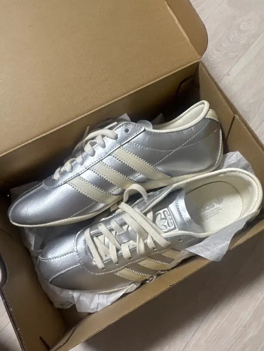 アディダス TOKYO 240 新品