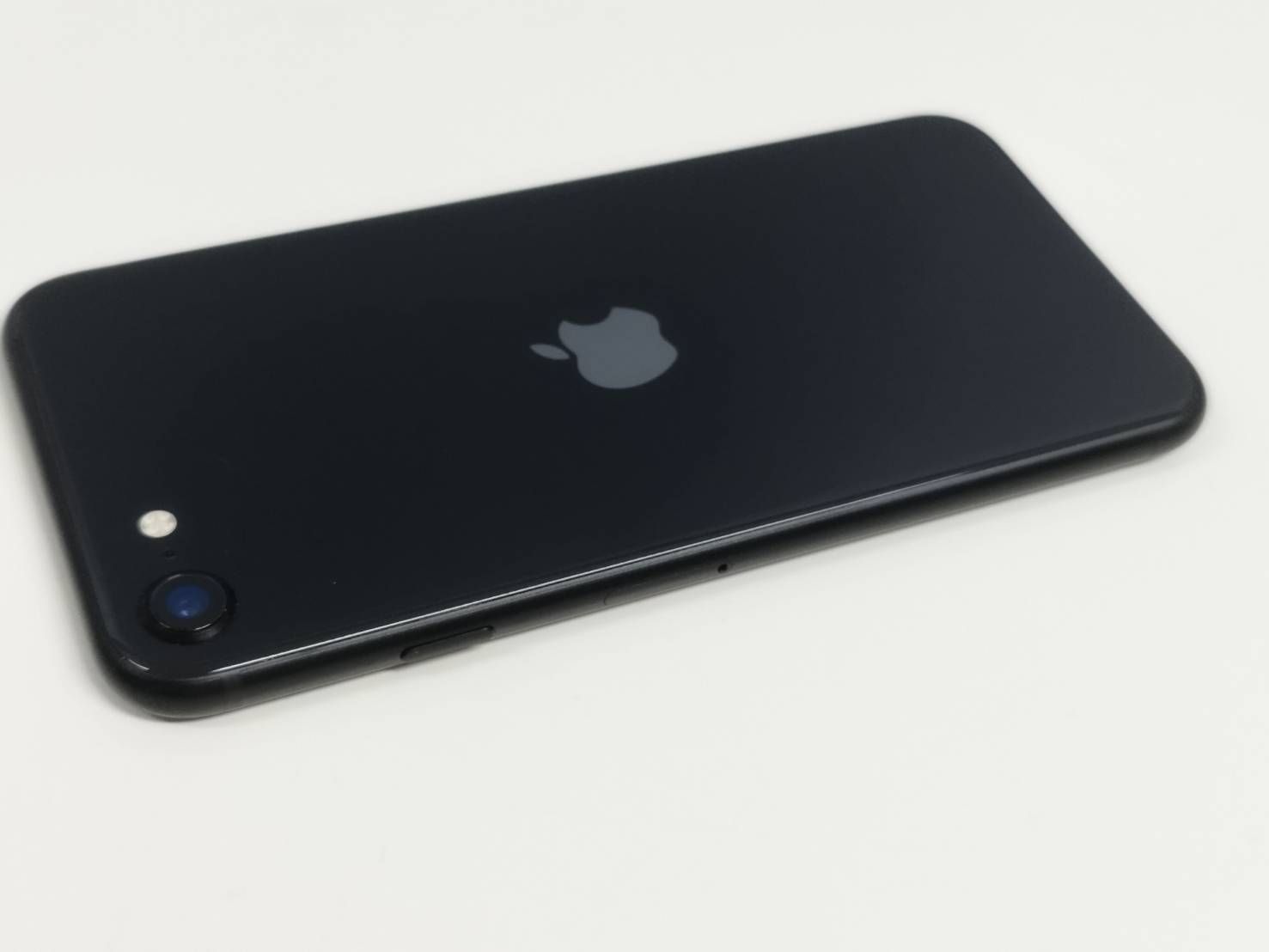 iPhone SE 2 64GB ブラック SIMフリー 良品 バッテリー95% - メルカリ