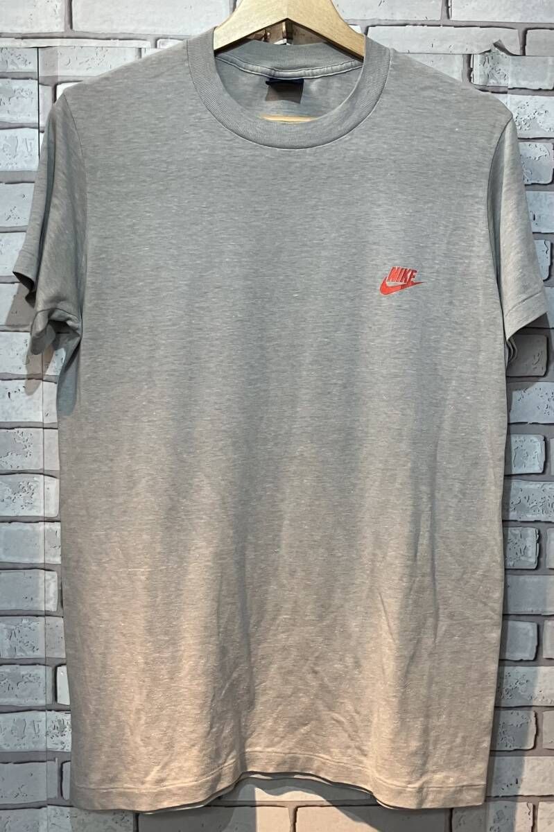 NIKE ナイキ 半袖Tシャツ 80s USA製 紺タグ シングルステッチ ワンポイントロゴ サイズM スポーツ グレー