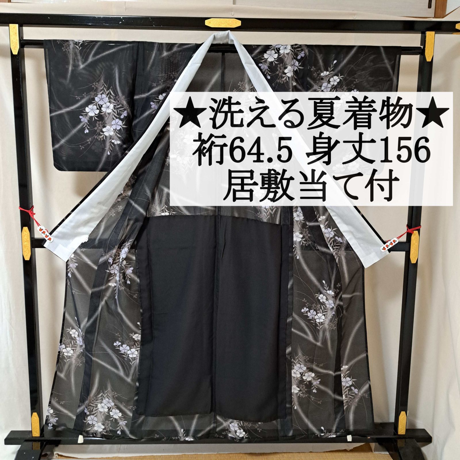 りよよ 721◆ふくよかな方用◆さんび謹製◆夏用◆洗える絽小紋　居敷当て付 洗える夏着物・小紋・絽】黒の居敷当て付き 黒地に草花 化繊 れ22M04a