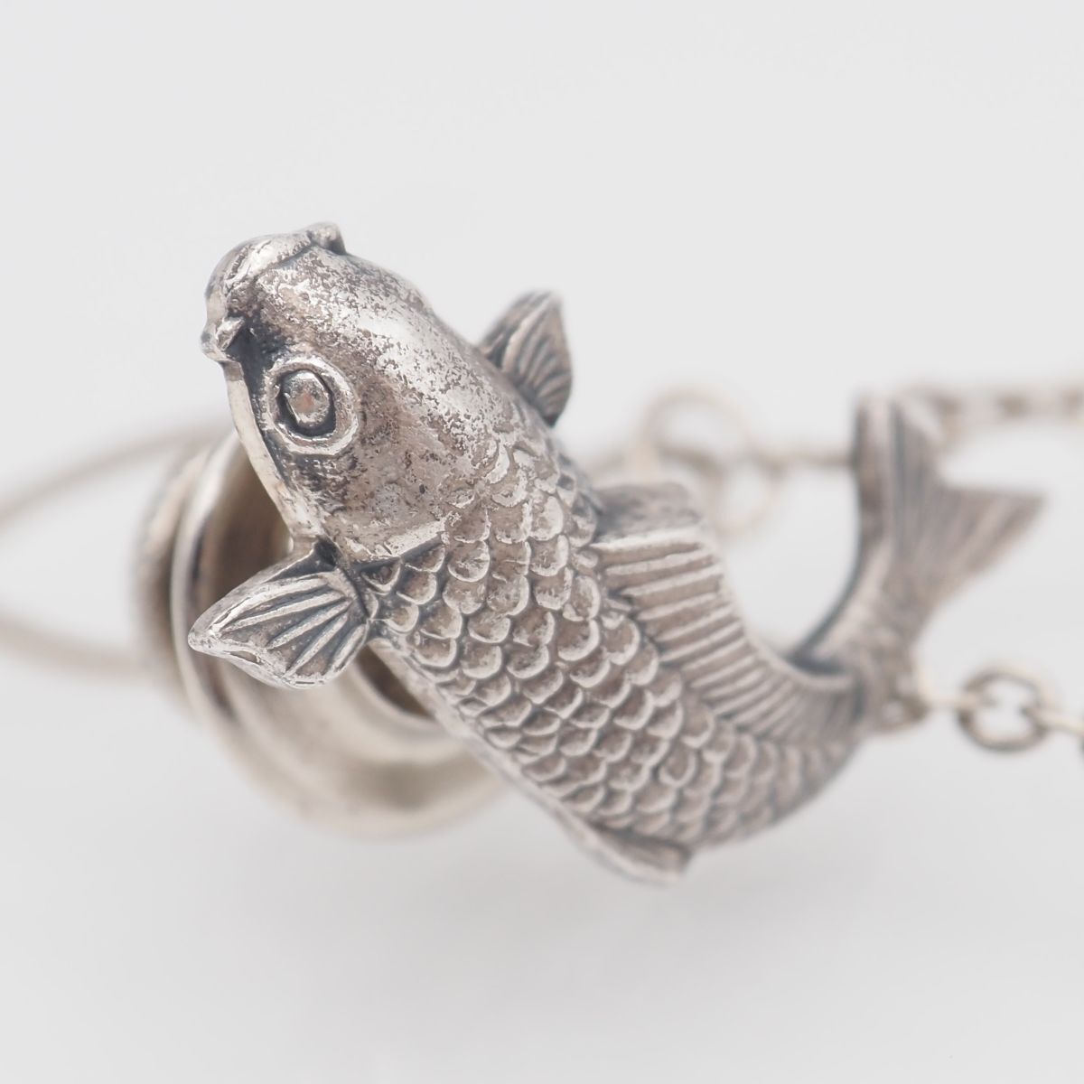 B031 ヴィンテージ 純銀刻印 ピンブローチ 魚彫刻 鯉 デザイン