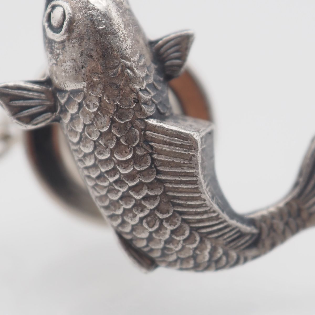 B031 ヴィンテージ 純銀刻印 ピンブローチ 魚彫刻 鯉 デザイン