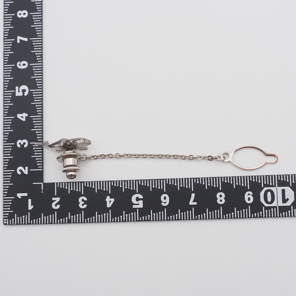 B031 ヴィンテージ 純銀刻印 ピンブローチ 魚彫刻 鯉 デザイン