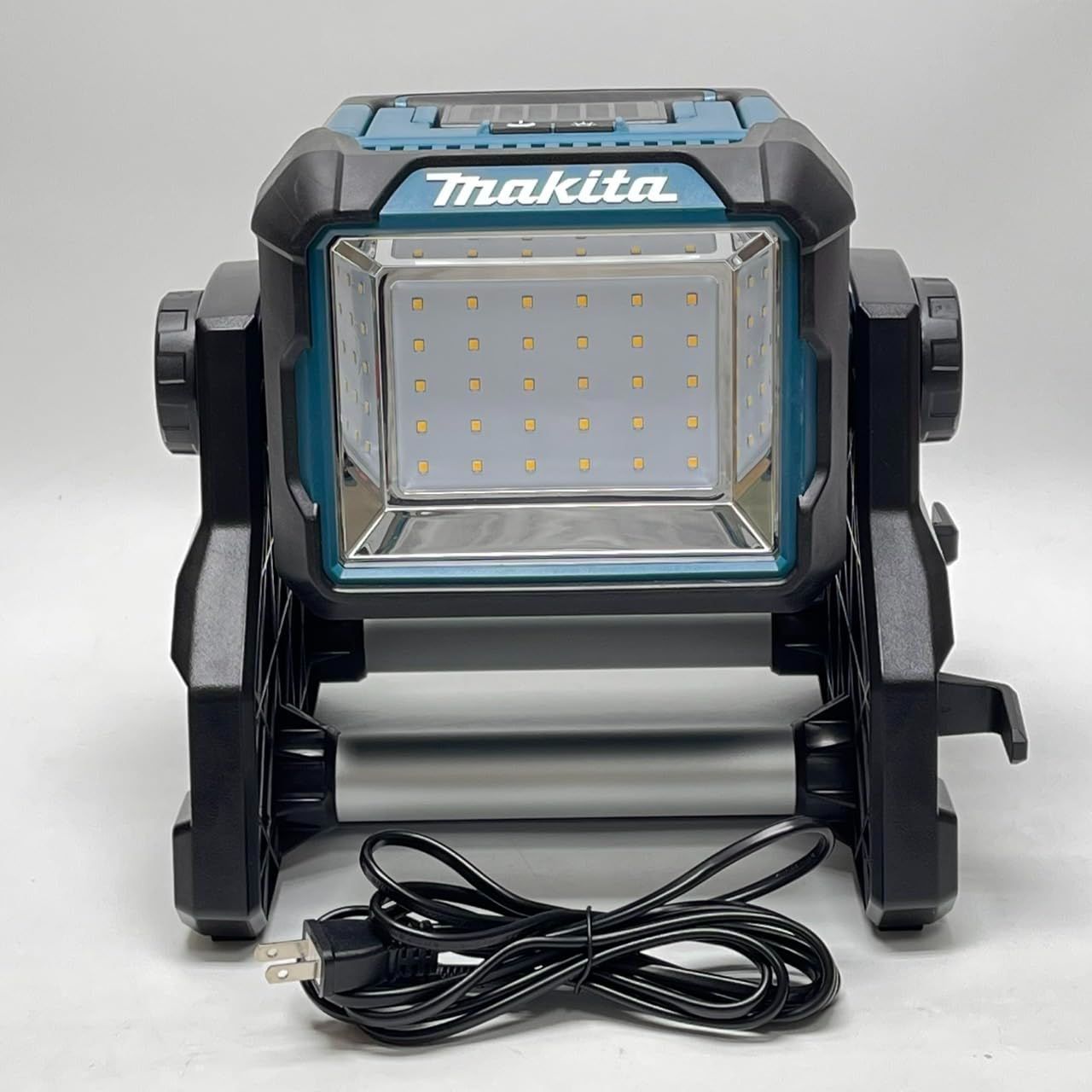 マキタ スタンドライト 14.4V/18Vバッテリ・AC100V両用ML811　No3135 15,054円