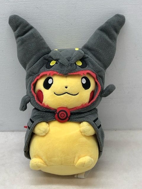 希少・レア☆黒いレックウザポンチョを着たピカチュウ ぬいぐるみ