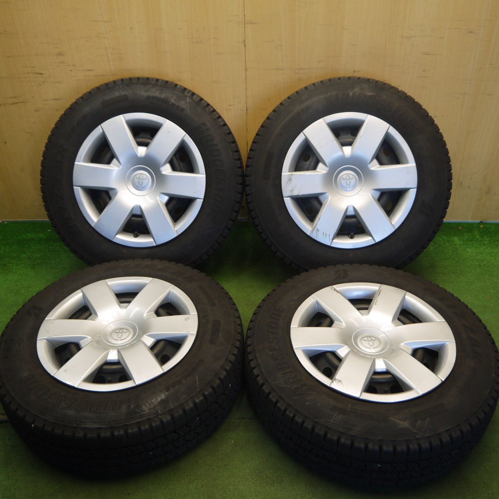 バリ溝！24年！9.5分◎トヨタ ハイエース 純正 スチール 185/75R15 106/104N スタッドレス ブリヂストン ブリザック W989 15インチ PCD139.7/6H◎6061008Hス