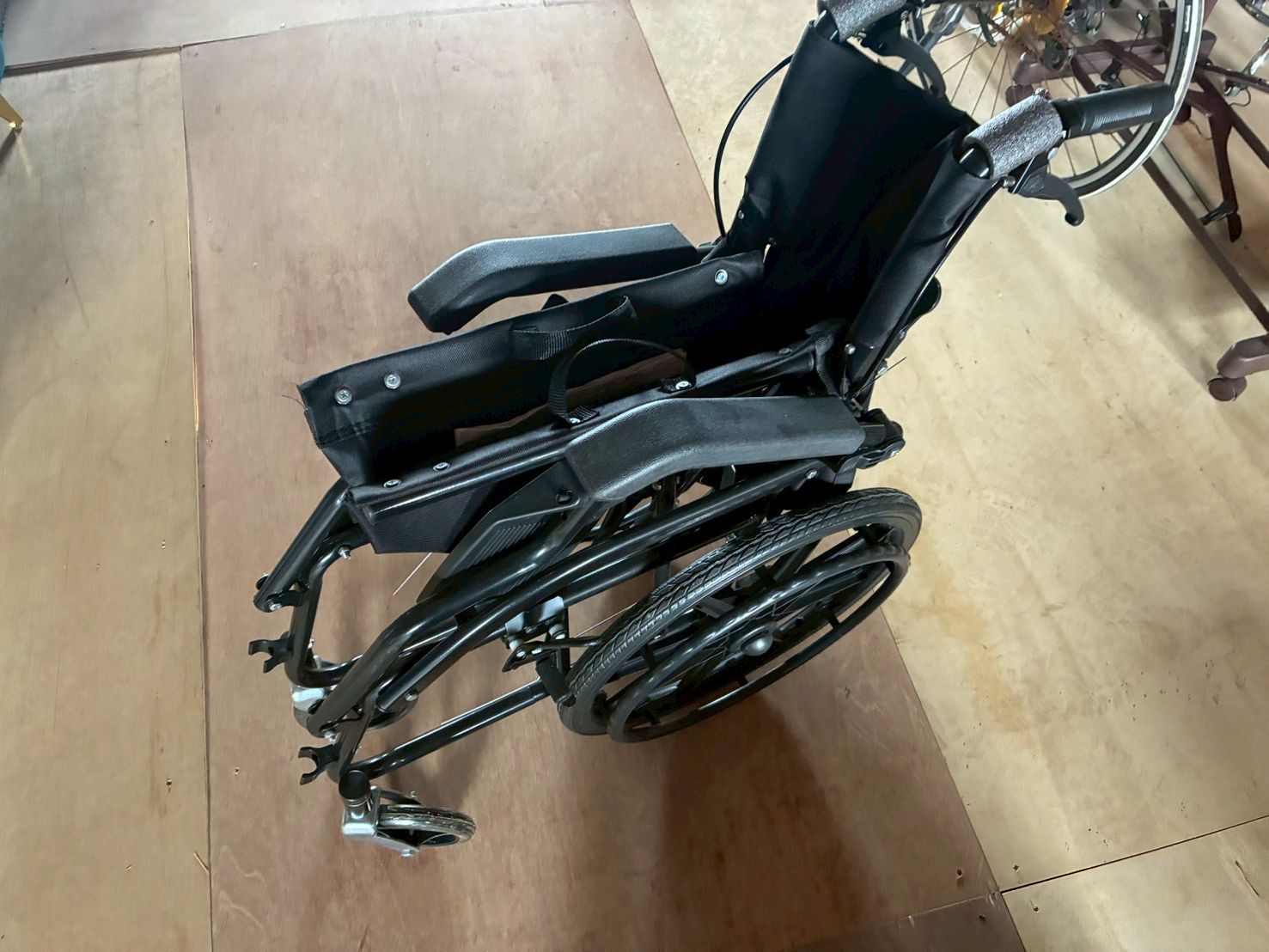 【N504P284468】車椅子 折畳み 介助用 自立できる 自走用車いす 軽量 コンパクト ノーパンクタイヤ 折りたたみ 収納可能 超軽量 コンパクト安全ベルトつき 介護 福祉用具