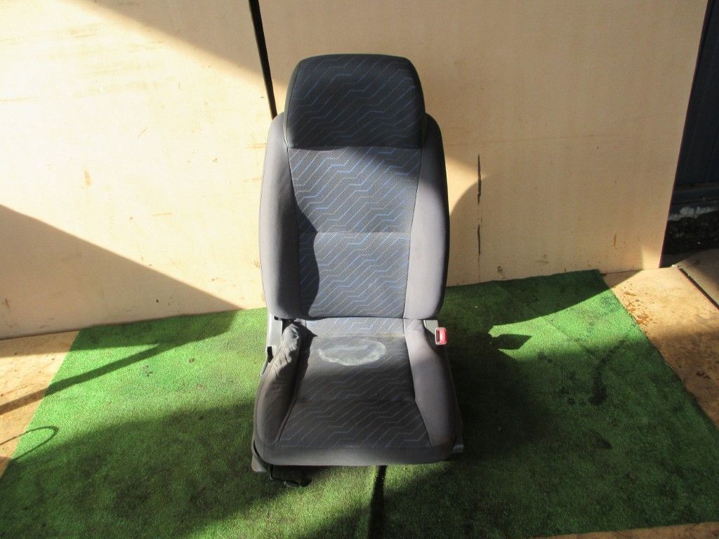 右フロントシート 日産 キャラバンVWME25 H18年　C-14-7566-R-