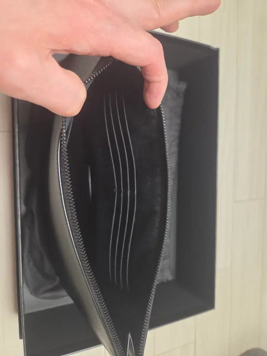 SAINT LAURENT（セカンドバッグ⁄クラッチバッグ）のフリマアイテム一覧