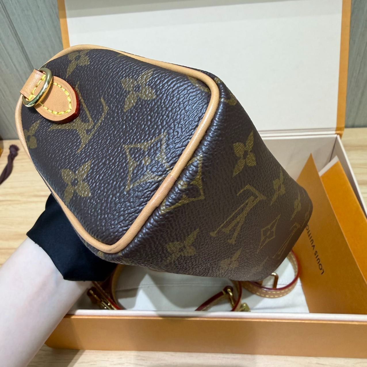 新品同様 LOUIS VUITTON ルイヴィトン ナノスピーディ ハンドバッグ