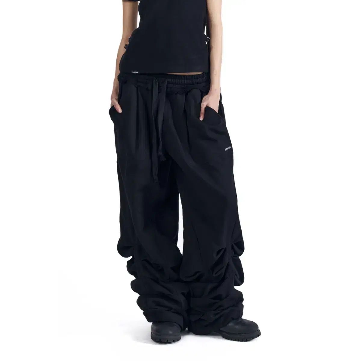 Sediment Pin-Tuck Sweatpants (Black) Sediment Pin-Tuck スウェットパンツ (ブラック)