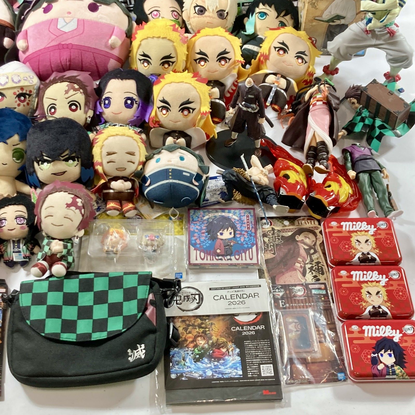 ★ 鬼滅の刃 グッズ まとめ商品 ぬいぐるみ 缶バッチ 雑貨 フィギュア など 炭次郎 禰豆子 善逸 胡蝶 煉獄 伊之助 他 ジャンク品 6.8kg