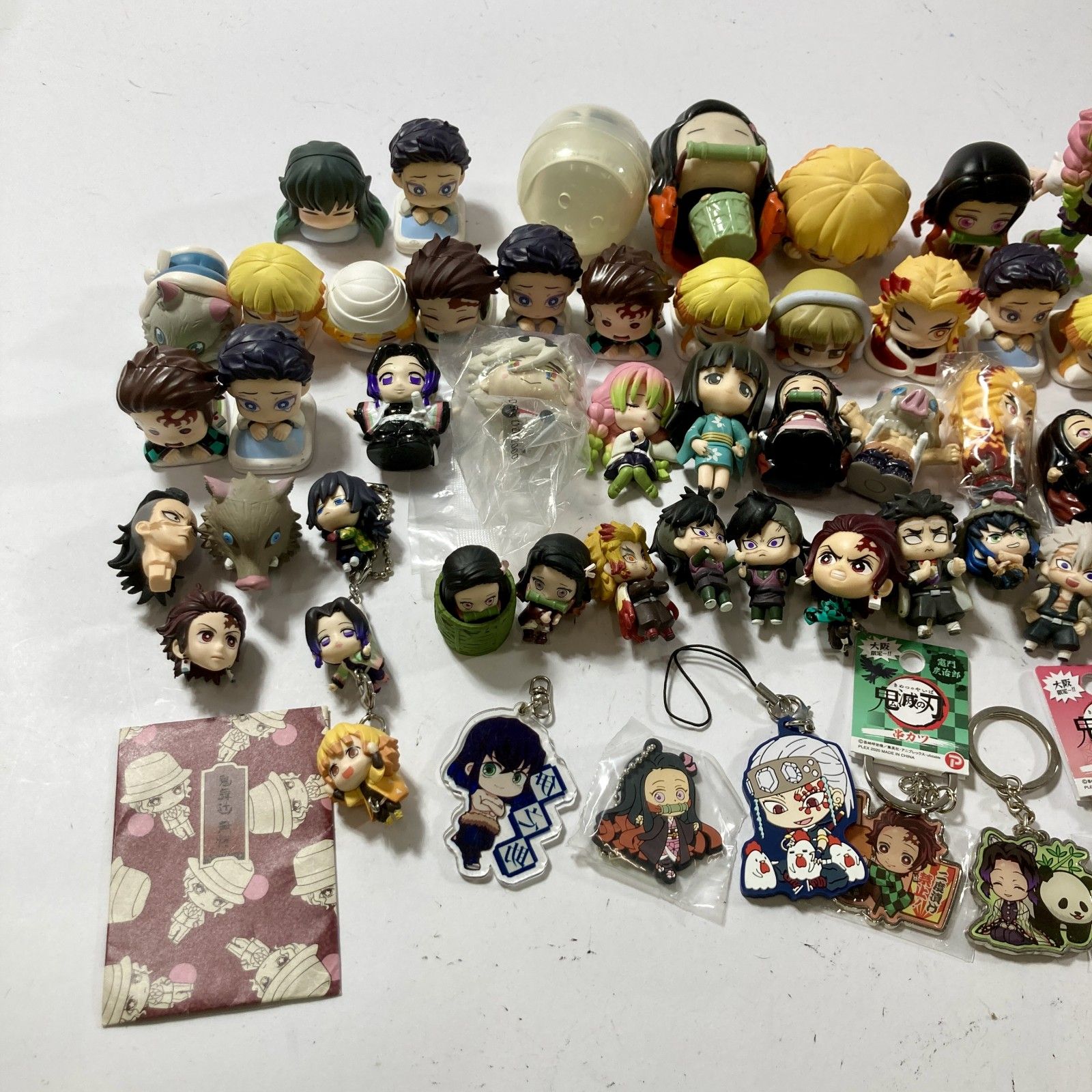 ★ 鬼滅の刃 グッズ まとめ商品 ぬいぐるみ 缶バッチ 雑貨 フィギュア など 炭次郎 禰豆子 善逸 胡蝶 煉獄 伊之助 他 ジャンク品 6.8kg