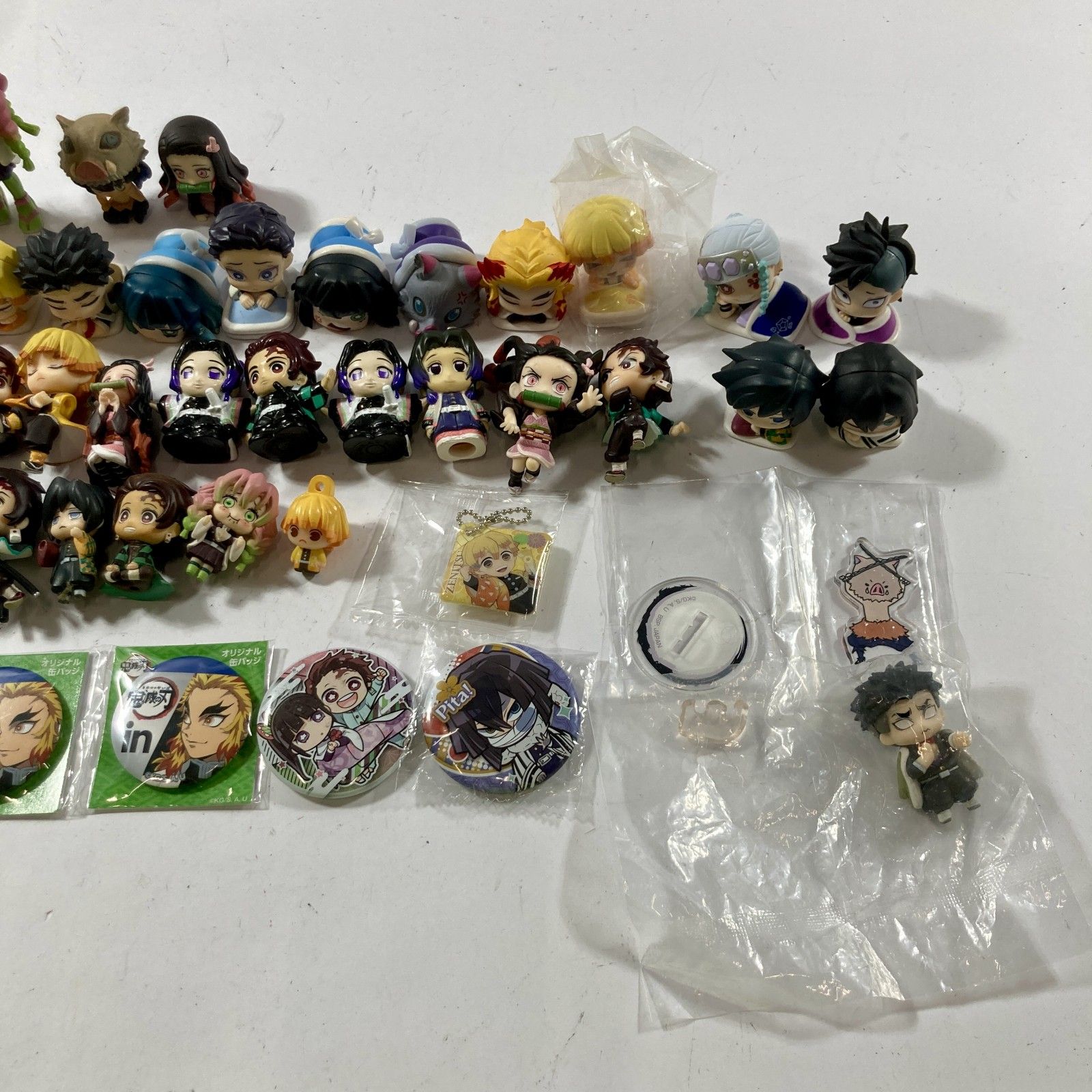 ★ 鬼滅の刃 グッズ まとめ商品 ぬいぐるみ 缶バッチ 雑貨 フィギュア など 炭次郎 禰豆子 善逸 胡蝶 煉獄 伊之助 他 ジャンク品 6.8kg