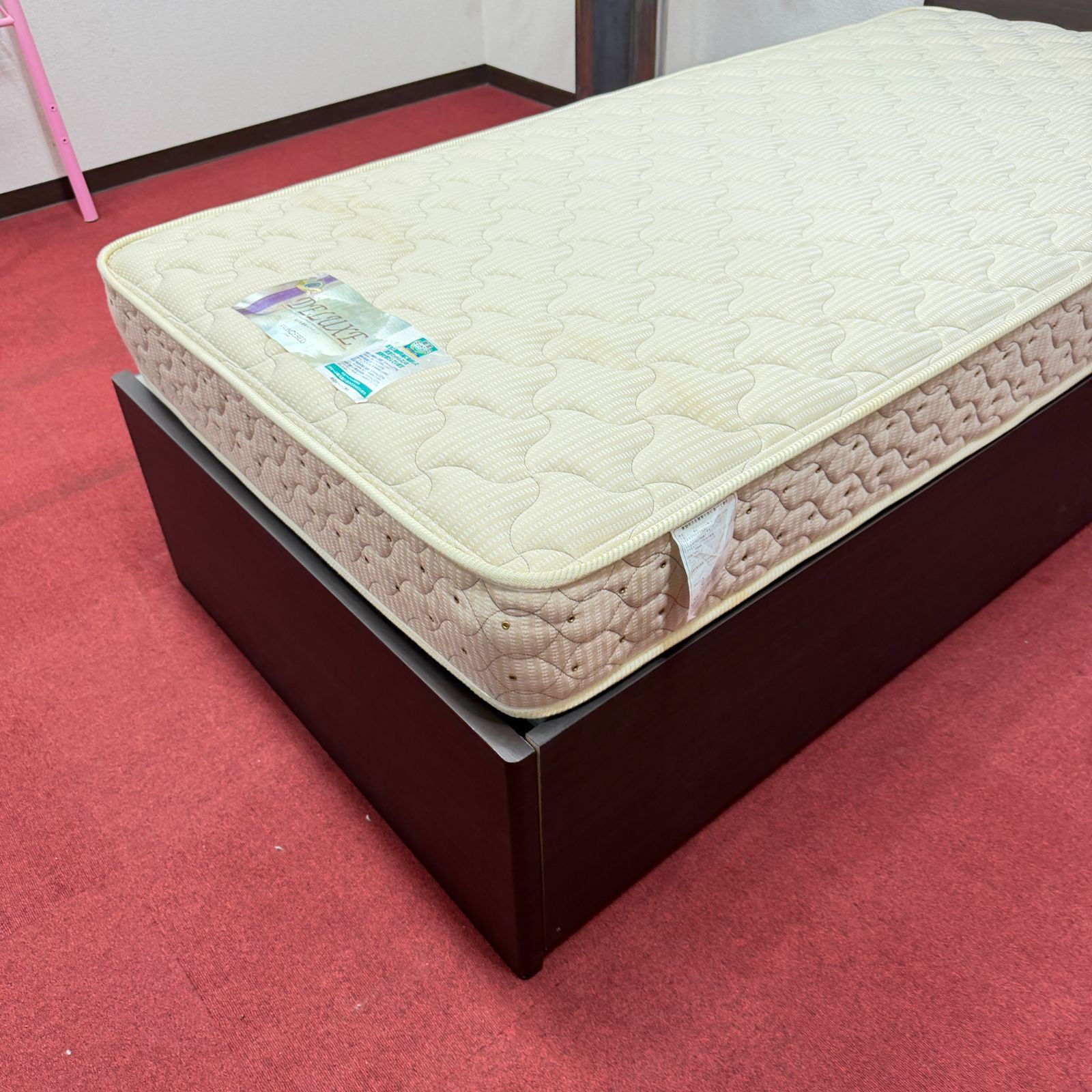 東京23区送料無料　超美品シングルベッド　コンセント付き　リンサークリーナ洗浄済み　東京23区以外は送料別になります