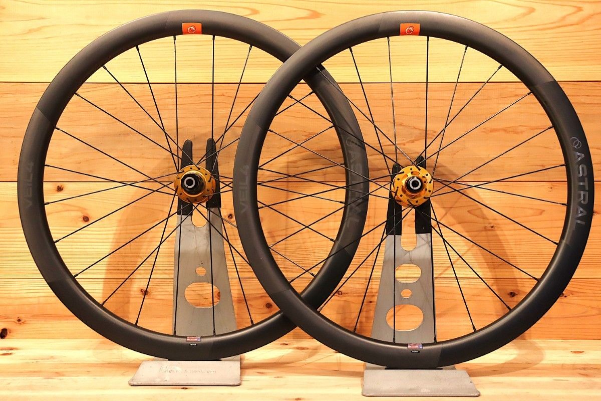 【希少！廃盤GOLDカラーハブ】 アストラル ASTRAL VEIL4 DISCリム使用 クリスキング CHRIS KING R45D ゴールドハブ SAPIM CX-RAYスポーク 手組 カーボン チューブレス ホイールセット シマノ12/11S 【千葉店】