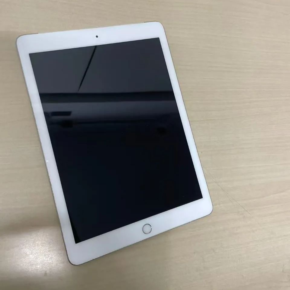 中古 iPad 第6世代 32GB シルバー docomo - メルカリ