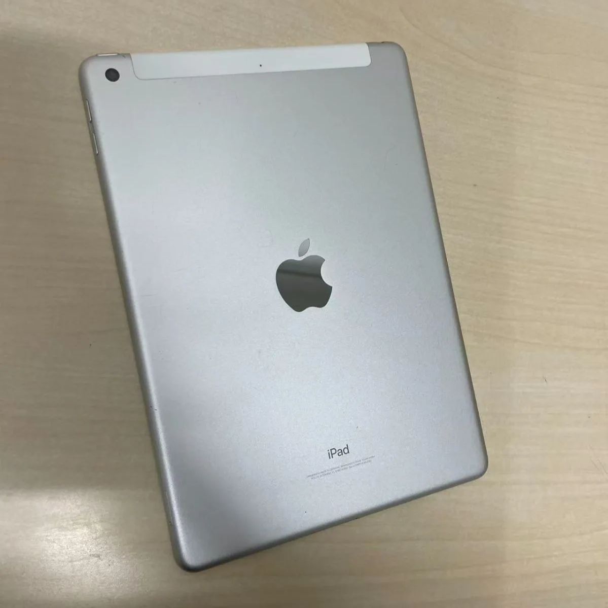 中古 iPad 第6世代 32GB シルバー docomo - メルカリ