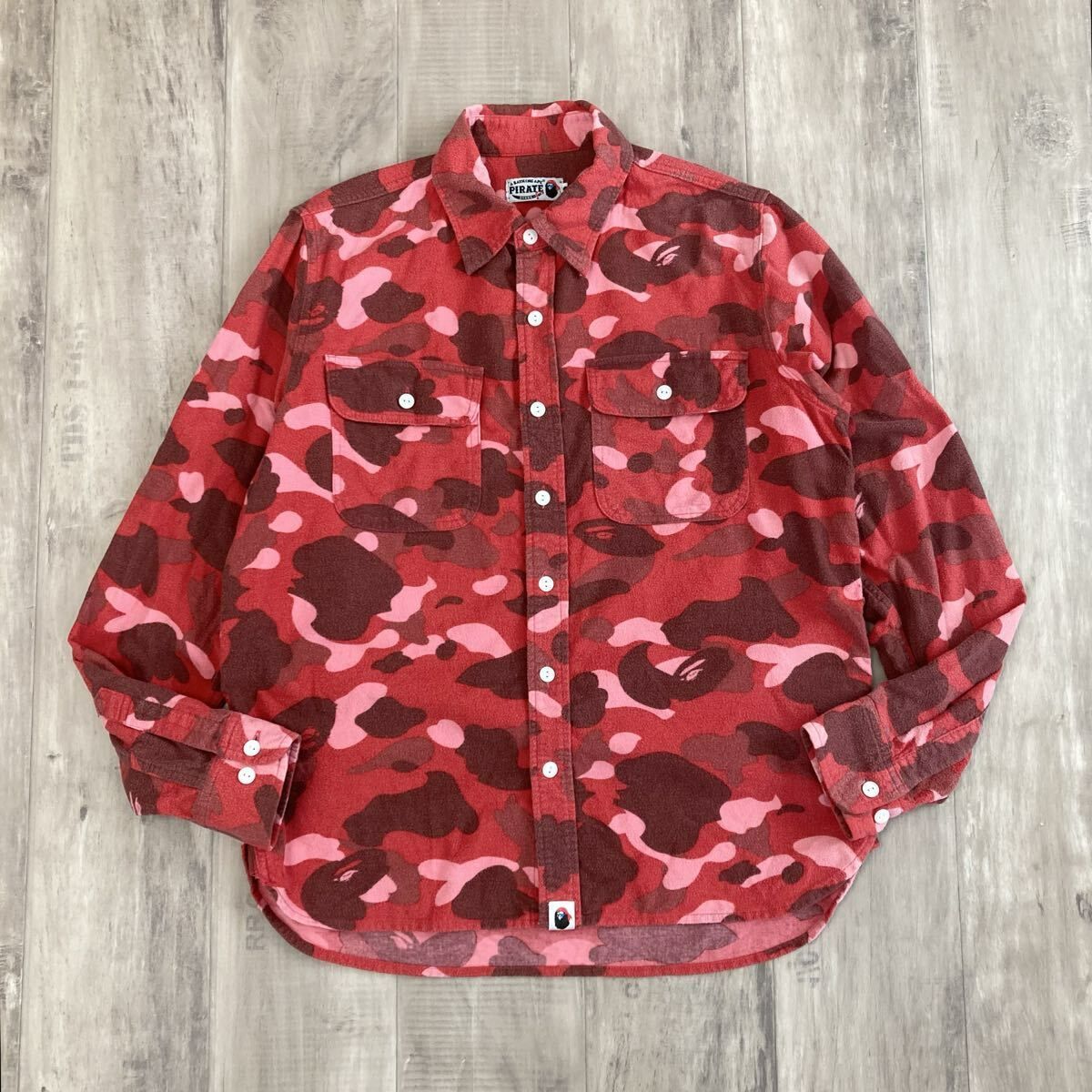 ★Pirate Store限定★ Pharrell Camo 長袖シャツ Mサイズ a bathing ape BAPE Red Camo エイプ ベイプ アベイシングエイプ 迷彩 NIGO y55