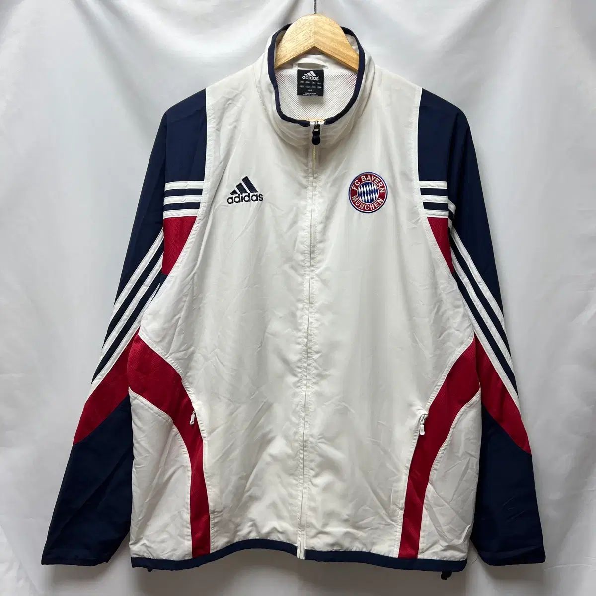 正規品 / 105 adidas FCバイエルン・ミュンヘン オールドスクール 白 ウィンドブレーカー
