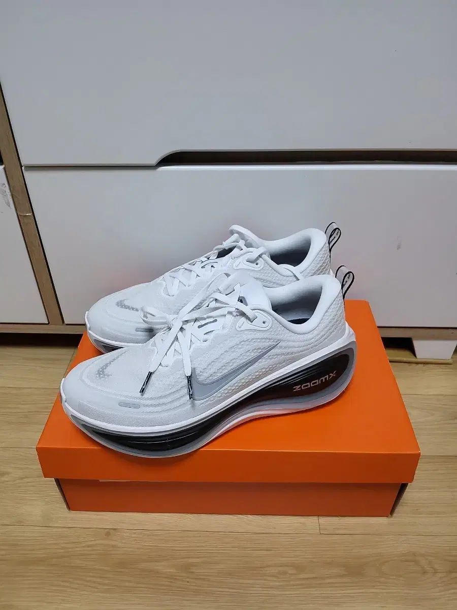 新品) NIKE ボメロ PLUS 白 ブラック