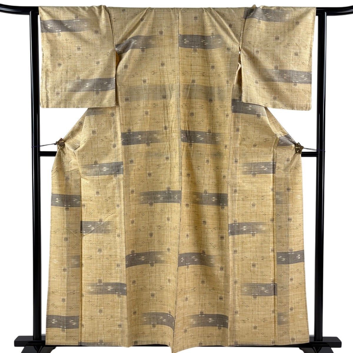 紬 身丈159cm 裄丈64cm M 単衣 燕 絣柄 薄オレンジ 正絹 名品 【中古】