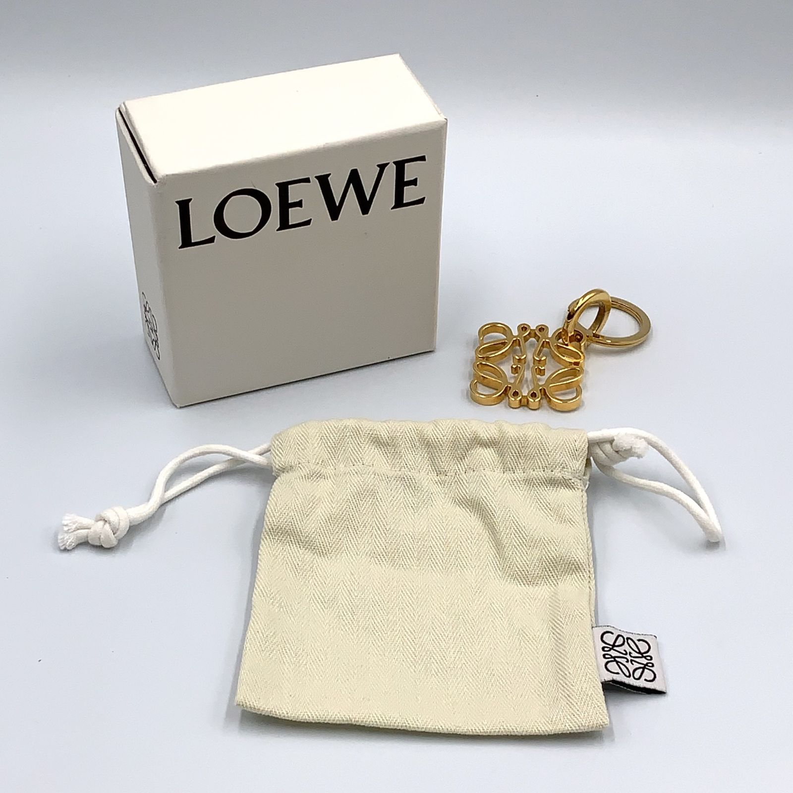 新着】LOEWE アナグラム メタル ゴールド キーリング - メルカリ